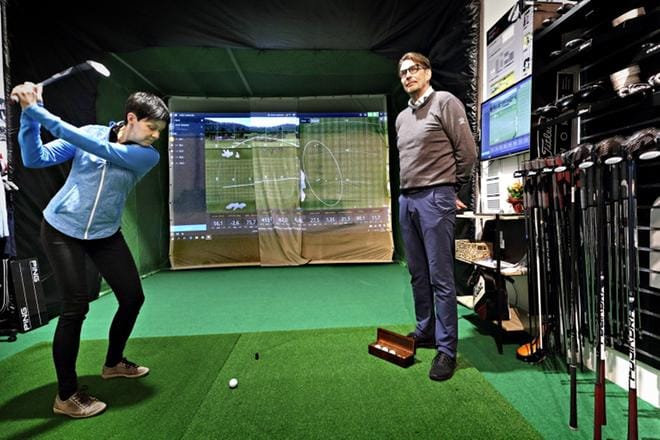 Minna Päivärinta ja Anssi Rantanen esittelivät simulaattoria, joka kertoo tarkasti, millainen lyönti mailasta lähtee. Rantanen toimii myös golfopettajana ja osaa laitteen antamien lukujen perusteella suositella oikeanlaisia välineitä. KUVA: KARI LÖFHJELM