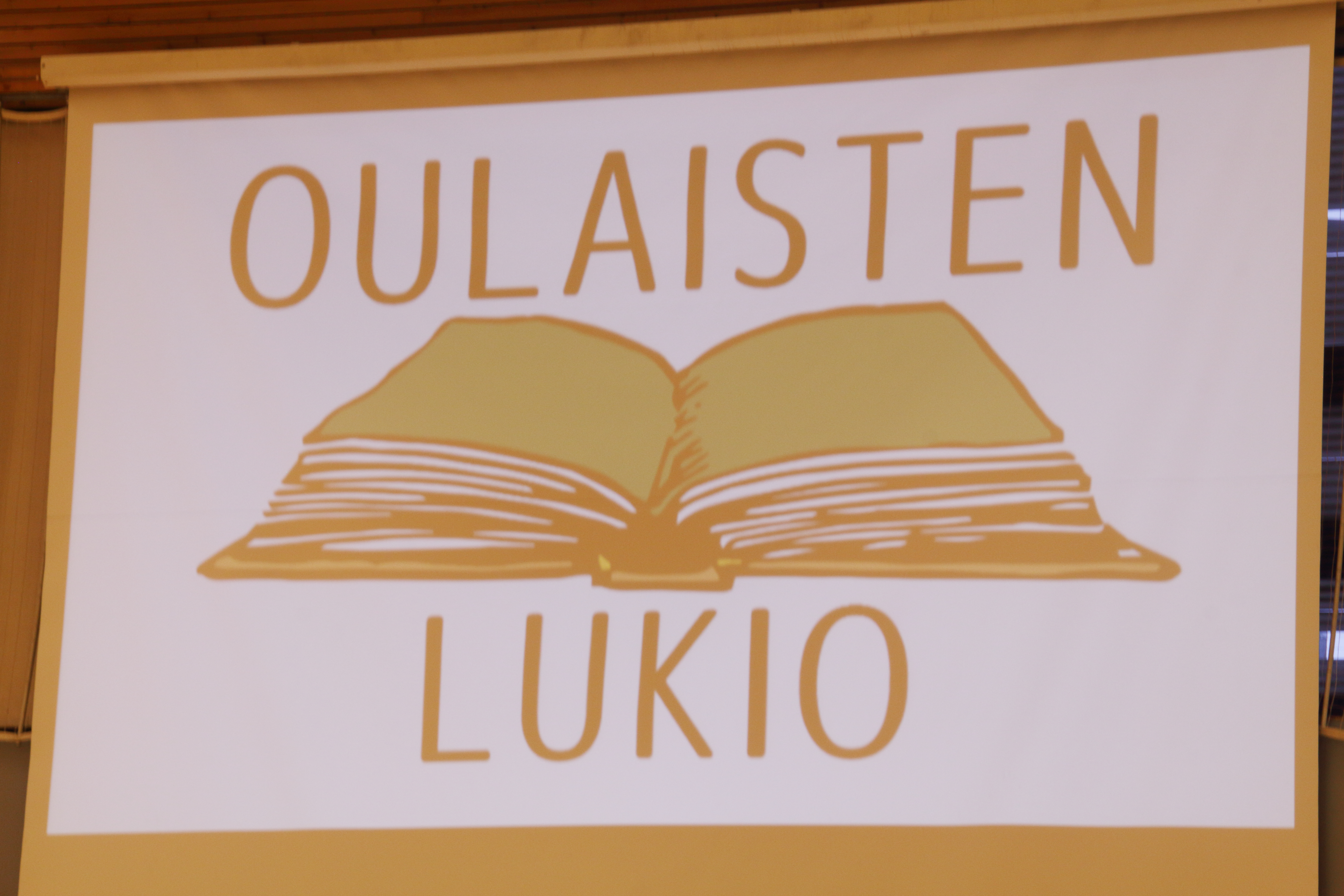 Lukiolaiset saivat logoehdotuksia suunniteltaessa vapaat kädet. Aino Sandvikin ehdotus ylsi kolmen parhaan joukkoon.