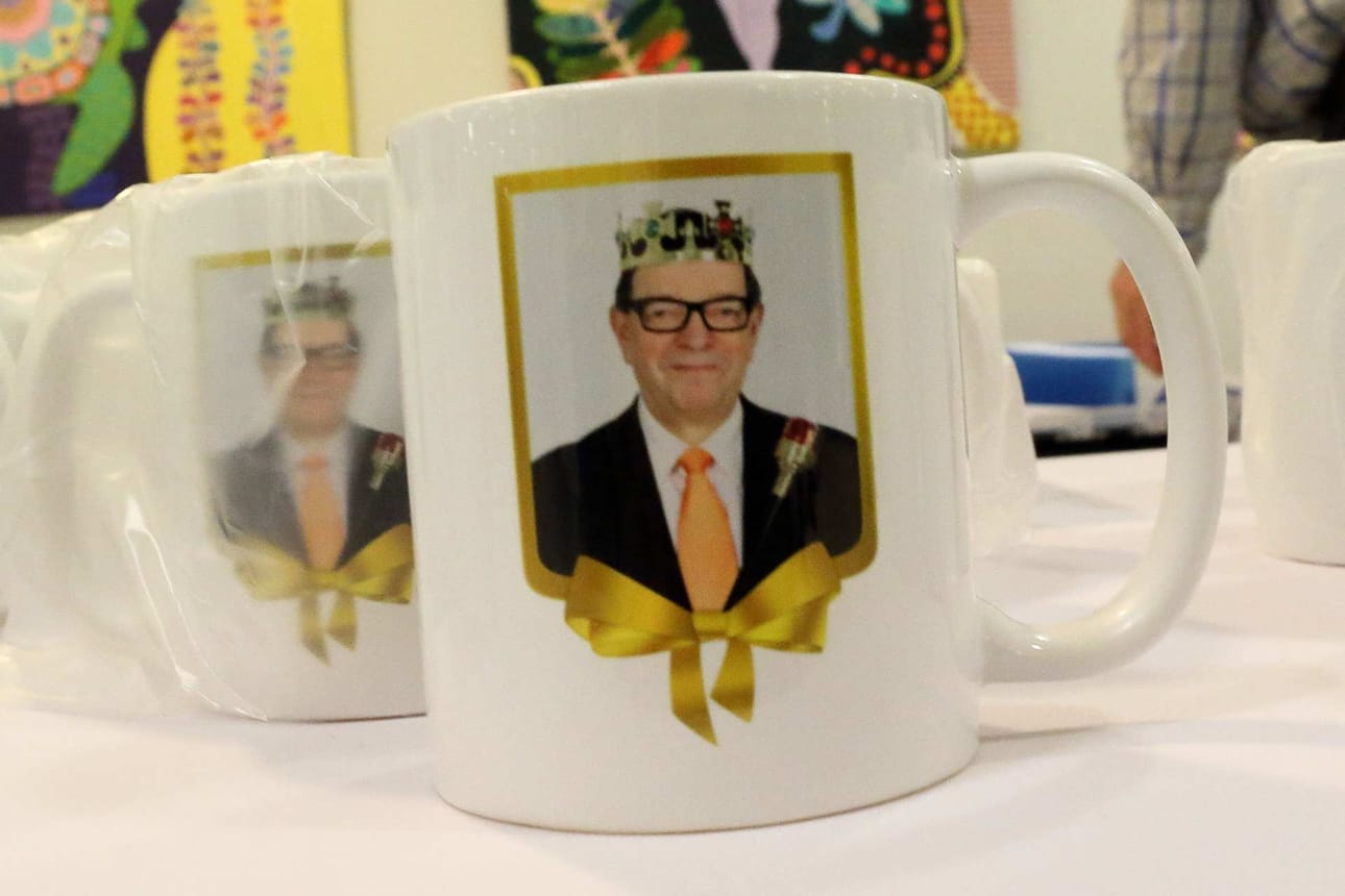 Vaalikampanjan rahoittamiseksi myydään muun muassa mukeja ja kirjoja. Tässä yksi muki, jossa Väyrynen on kruunannut itsensä.