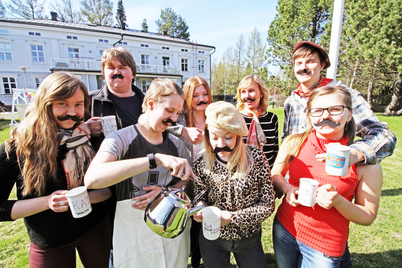 Katri Taipaleenmäki (vasemmalla), Juho Salonpää, Katariina Nyman, Vilja Härmä, Minna Oikarinen, Kirsi Junnonaho, Okko Tuuri ja Janna Junnonaho toivottavat väen tervetulleeksi sunnuntaina Café Seukkikseen.