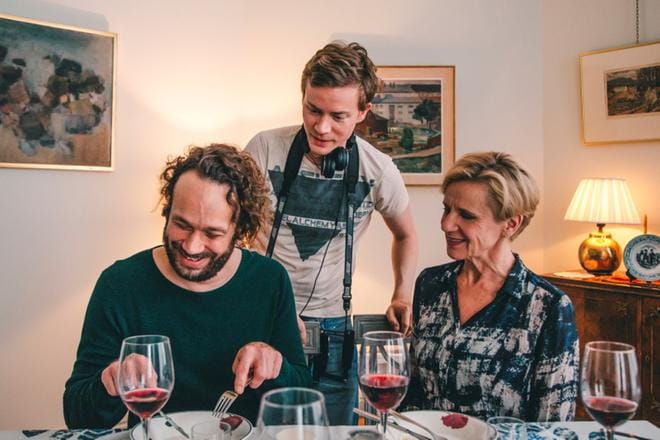 Ylva Ekblad esittää uudessa Jättekiva-sarjassa suomenruotsalaisen Micken (Elmer Bäck) äitiä, joka jakaa auliisti neuvojaan pojalleen ja tämän mielitietylle Ainolle. Kuvauksissa oli Ekbaldin mukaan rento meininki. Näyttelijöitä paimentamassa ohjaaja Niklas Lingren, joka on käsikirjoittanut sarjan vaimonsa Karoliinan kanssa. KUVAT: LAURA MAINIEMI