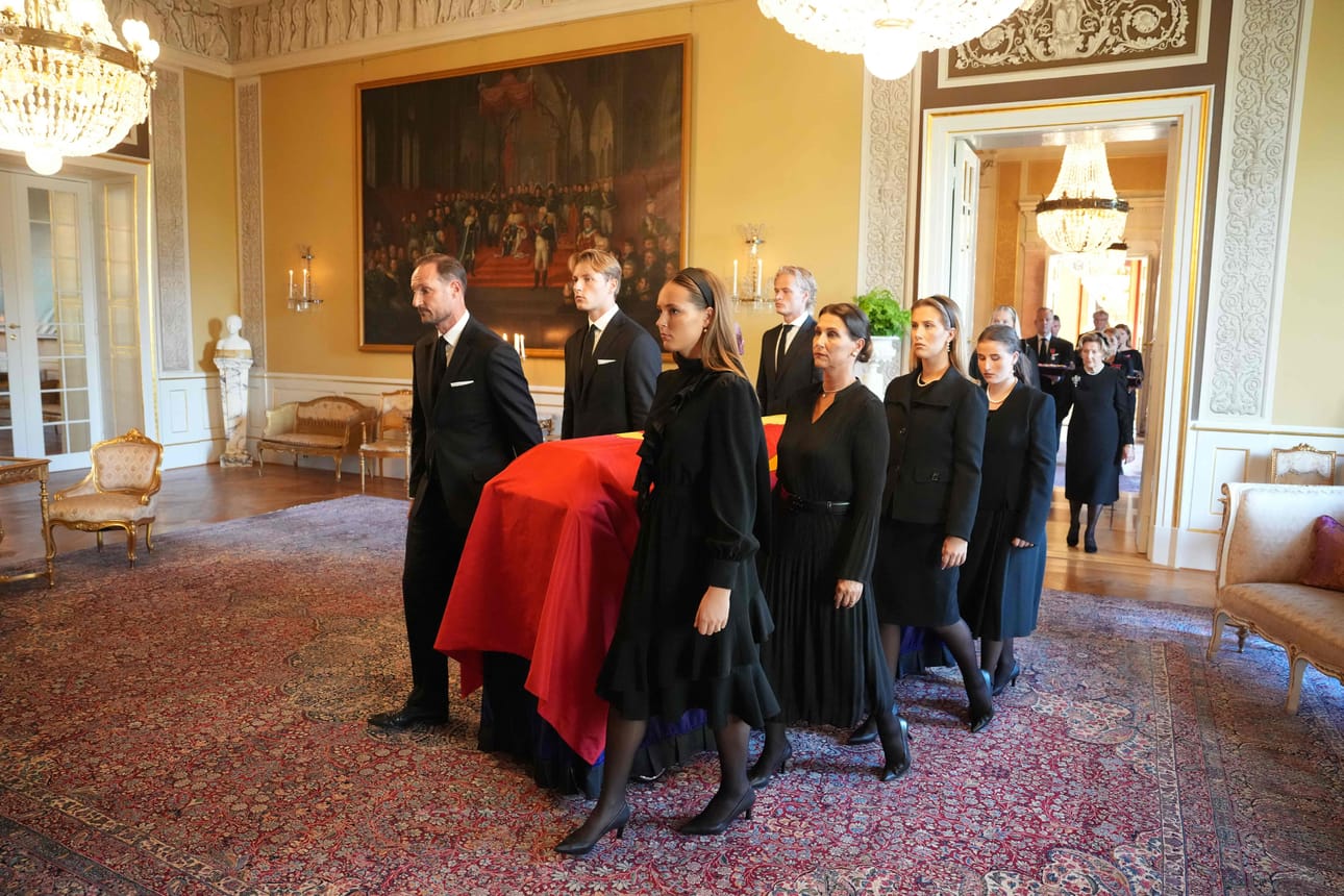 Kuningas Haraldin läheiset osallistuivat muistotilaisuuteen maanantaina.