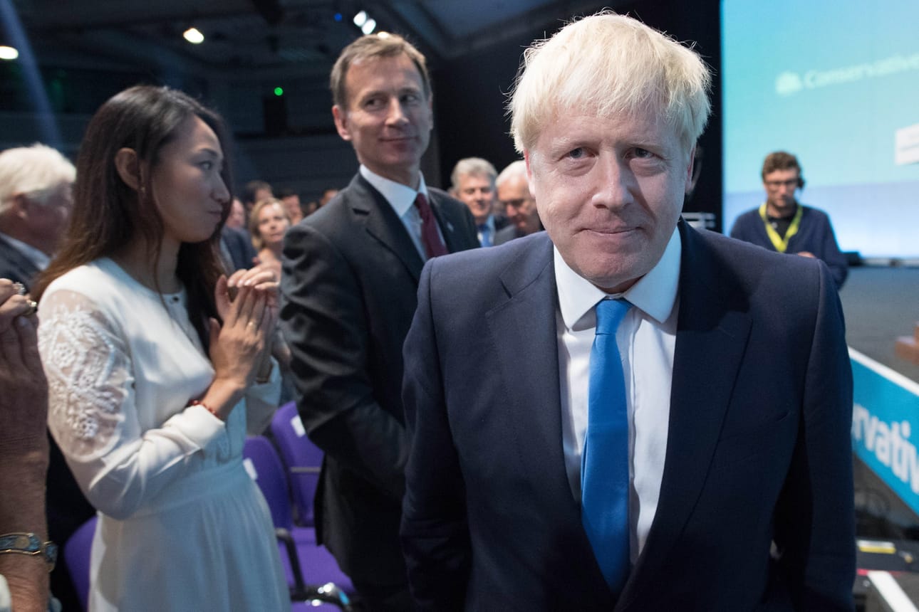 Britannian hallitsevan konservatiivipuolueen puheenjohtajaksi valittiin tiistaina Boris Johnson. Ennakkosuosikki päihitti konservatiivien äänestyksessä kilpailijansa Jeremy Huntin selvin numeroin. Seuraavaksi Johnson joutuu pääministerinä vastaamaan huutoonsa ja luotsaamaan Britannian ulos EU:sta joko erosopimuksella turvin tai sopimuksettomalla erolla.