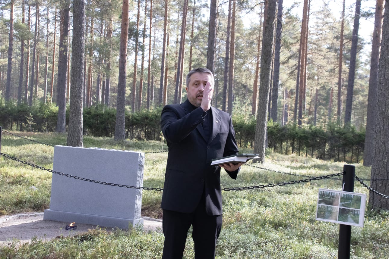 Lääninrovasti Teemu Isokääntä siunasi Jumalan sanalla ja rukouksin Pulkkilan uudella hautausmaalla samalla kertaa kaikki kesäkuussa valmistuneet viiden kappelin muistolehtoa.