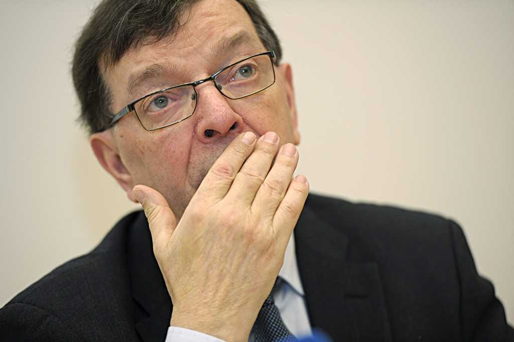 Paavo Väyrynen ilmoitti pyrkivänsä keskustan puheenjohtajaksi vasta sen jälkeen, kun puolue oli myöntänyt vaalirahat hänen käyttöönsä.