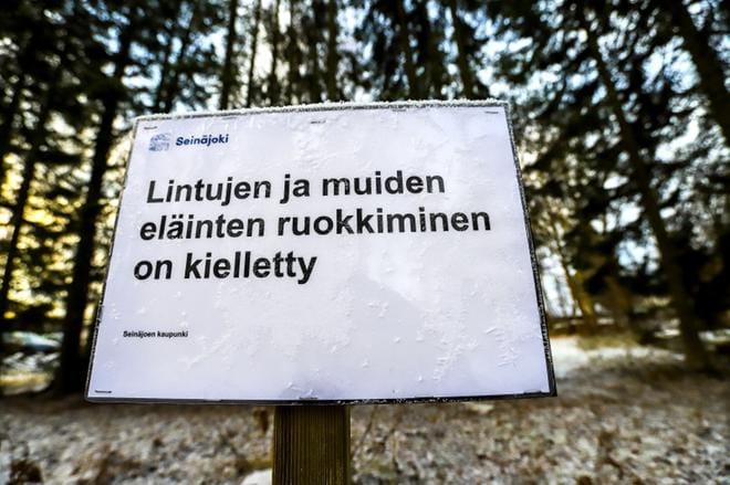Kaupungin muutamiin puistoihin on pystytetty kieltotauluja, jotta luvaton lintujen ruokinta niissä loppuisi. Omalla kiinteistöllä saa ruokkia, mutta siitä ei saa aiheutua haittaa, ja aloitettua ruokintaa on syytä jatkaa koko talvi. KUVA: JARI E. HAKALA