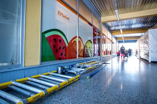 Yritykset vaihtavat paikkaa ja K-Market saa parisataa neliötä lisätilaa Suvilahden kauppakeskuksen remontissa. KUVA: PAULA KASKIMAA