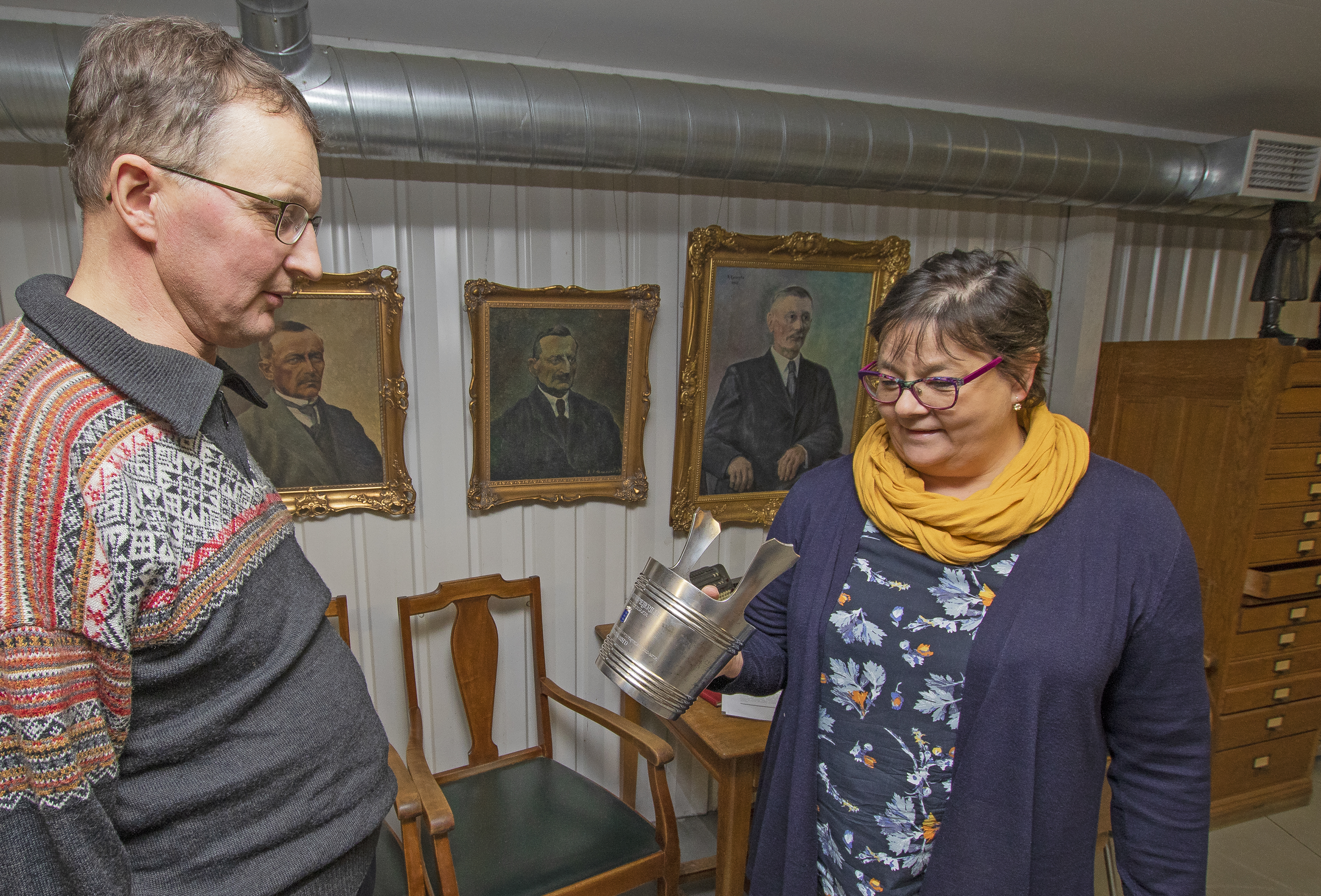 <p>Limingan Osuusmeijerin hallituksen puheenjohtaja Janne Kokko ja toimitusjohtaja Maarit Rehula iloitsevat säästyneestä historiasta. Mielenkiintoisista esineistä 110 vuoden varrelta on koottu 		         näyttely osuusmeijerin myymälä-tilojen yhteyteen. Esillä on muun muassa Vilho Lammen maalaamia muotokuvia. </p>