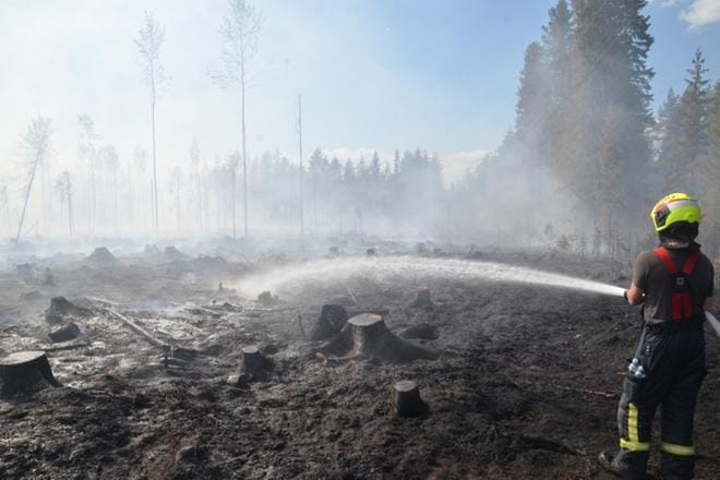 Maastopalon sammutustyöt Vimpelissä jatkuivat läpi koko tiistain vastaisen yön. KUVA: MARKKU TURPELA