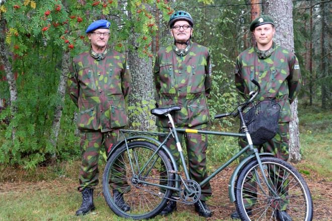 Alahärmän reserviläiset ry:n puheenjohtaja Osmo Myllykoski, MPK:n edustaja, kurssinjohtaja Martti Puronvarsi ja Alahärmän Reserviupseerien puheenjohtaja Juho Salminen kannustavat pyöräilylle. – Valtion kamppeita ei tarvitse välttämättä pukea, omillakin saa tulla, Puronvarsi evästää. KUVA: MARIANNE LÄHDE