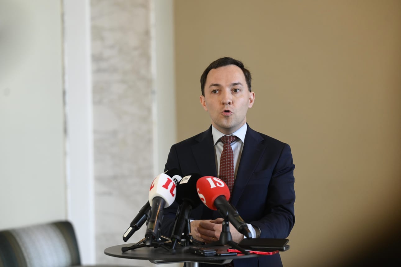 Sosiaali- ja terveysministeri Ville Rydman (ps.) ilmoitti pääministeri Petteri Orpon sovintoyrityksen jälkeen, että hän ei aio esitellä mahdollisia uusia sotejärjestöjen avustusehtoja vaan pitää kiinni itse määrittelemistään kriteereistä.