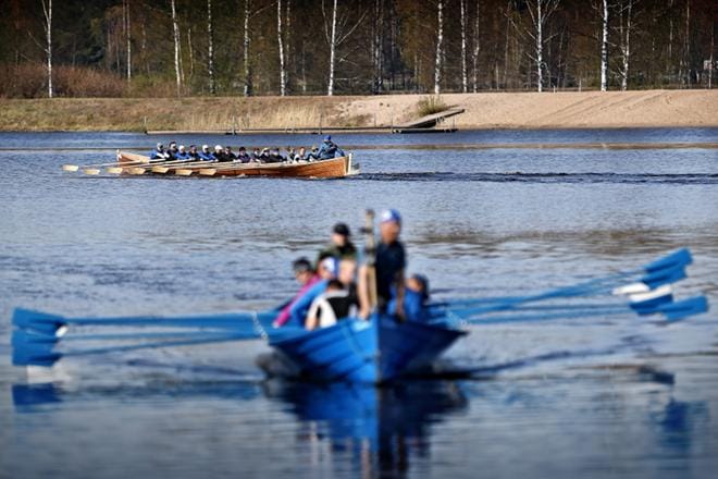 Kirkkoveneessä on 14 soutajaa ja perämies, joka pitää tahtia ja tunnelmaa yllä. KUVAT: TOMI KOSONEN