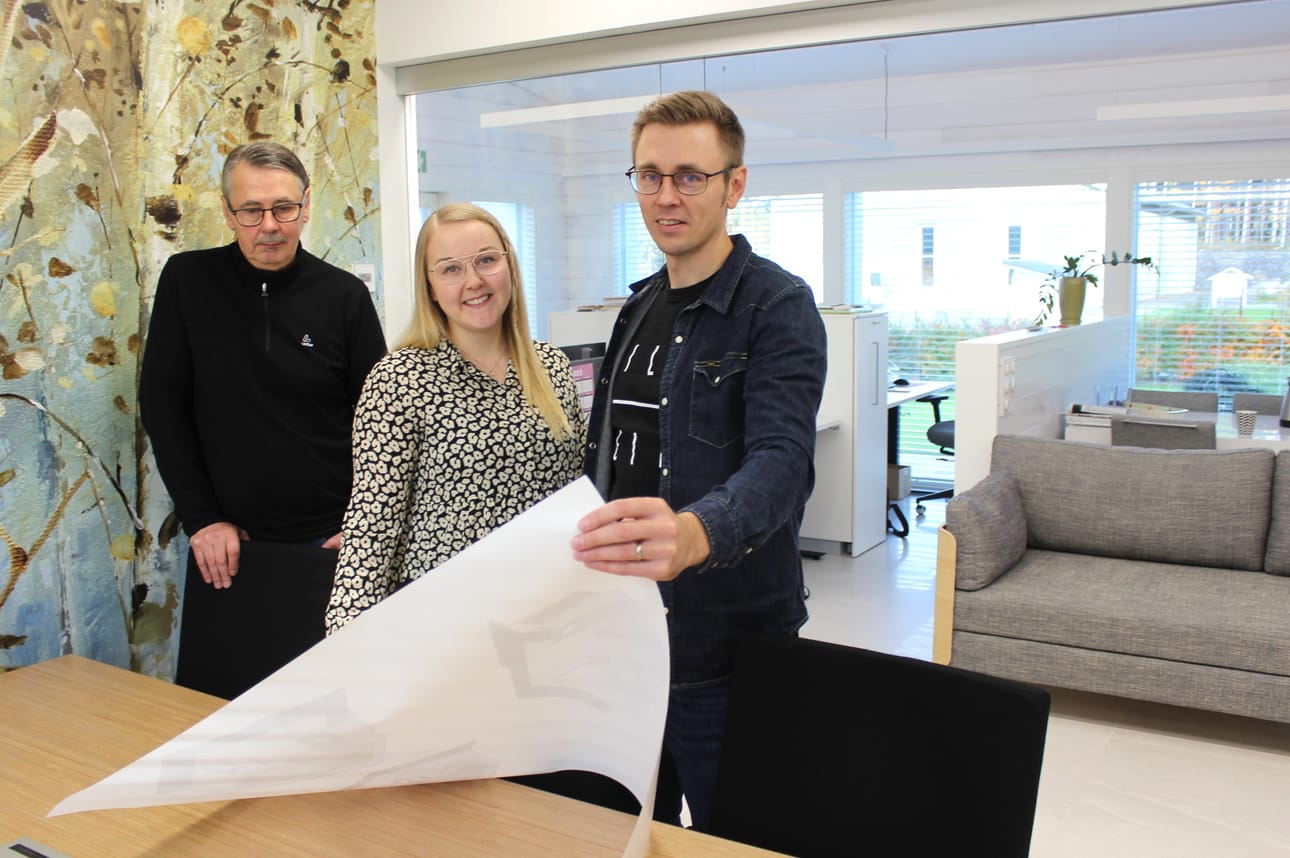 Oskari Kortesniemi johtaa isänsä Markku Kortesniemen (vas.) perustamaa veistämöä. Myös Oskarin Emmi-vaimo on töissä perheyrityksessä. Yrityksessä mietittiin nimenvaihdosta pari vuotta sitten, kun yhtiömuoto muutettiin osakeyhtiöksi. Lopulta alkuperäinen nimi säilytettiin pienellä viilauksella. Veistämö Kortesniemestä putosi pois vain M-kirjain, joka viittasi Markun nimeen.