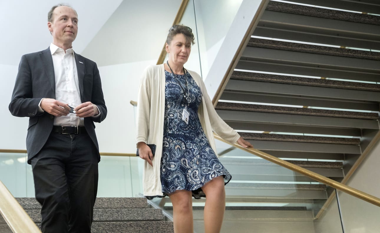 Perussuomalaisten puoluesihteeri Riikka Slunga-Poutsalo (oik.) oli maanantain mediatilaisuudessa julkaisemassa puolueen maahanmuuttotutkimusta. Vieressä oli puheenjohtaja Jussi Halla-aho. Arkistokuva.