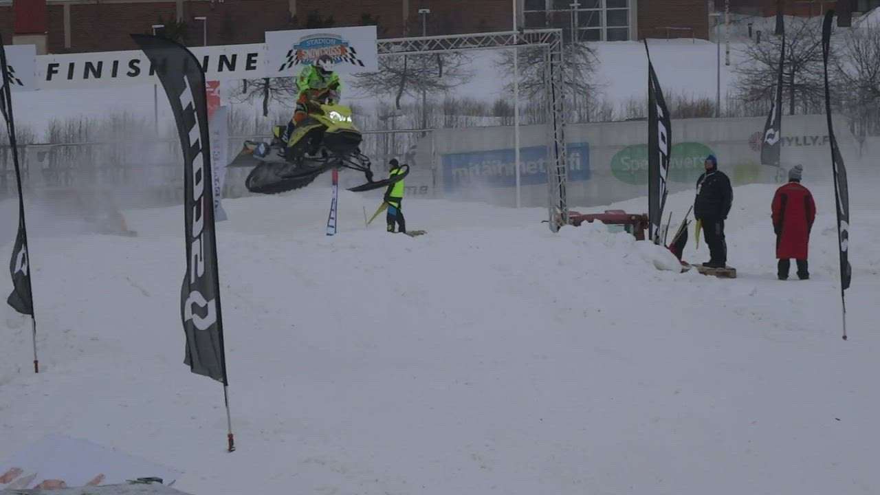 Katso video moottorikelkkakilpailu Extreme Stadium Race:sta