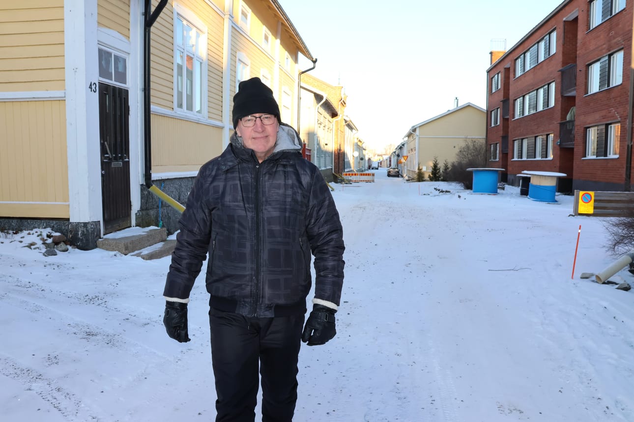 Mikael Perjus on kristiinalainen aluevaltuutettu ja kaupunginvaltuutettu (r.). Hän on julkisesti vastustanut Kristiinan vuodeosaston sulkemista.