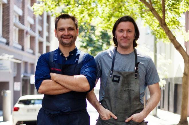 Australiassa kokkaavat Niklas Ekstedt ja Lennox Hastie, jolla on Sydneyssä Firedoor-ravintola. Näitä kokkeja yhdistää elävän tulen käyttö ruuanlaitossa. KUVA: Viaplay