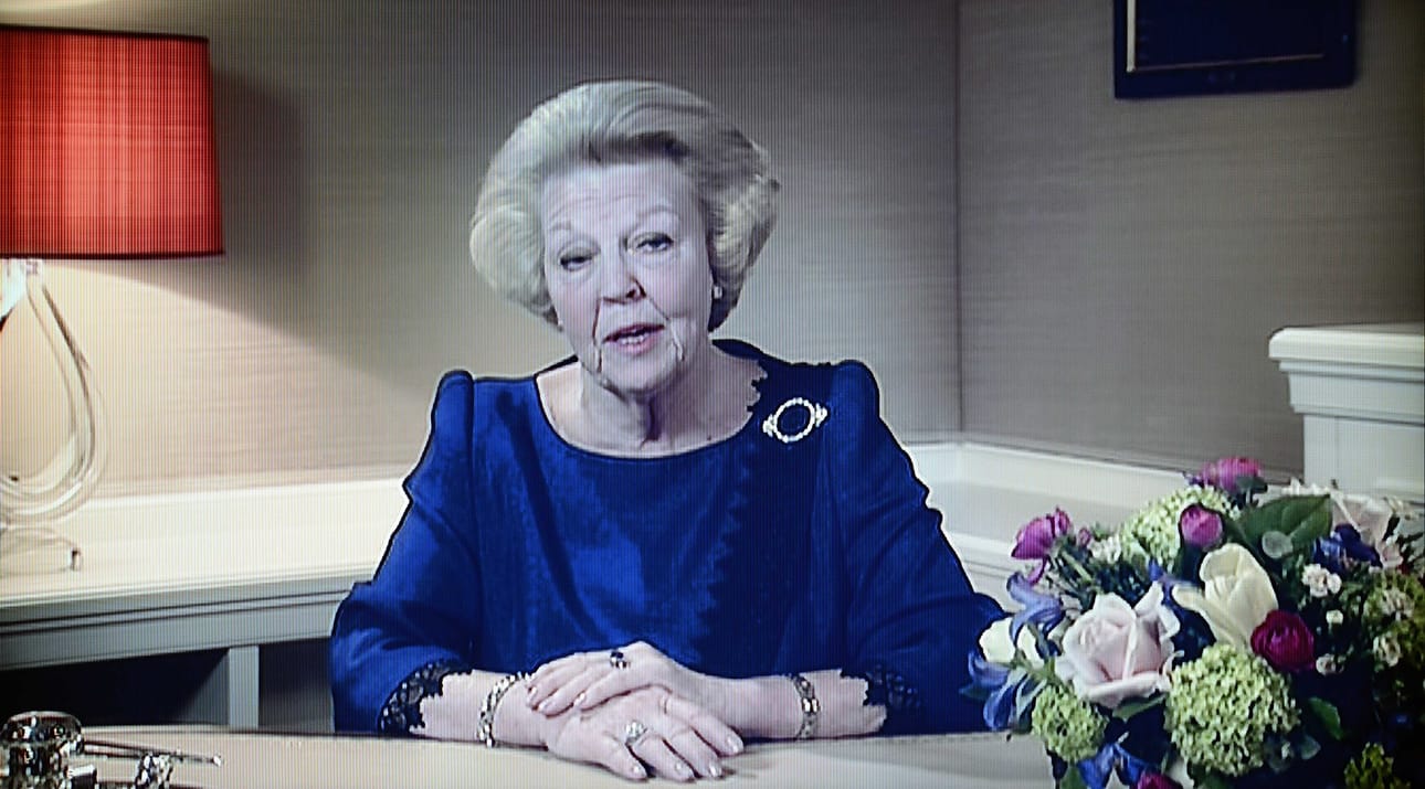 Kuningatar Beatrix kertoi tv-puheessa luopuvansa kruunusta.