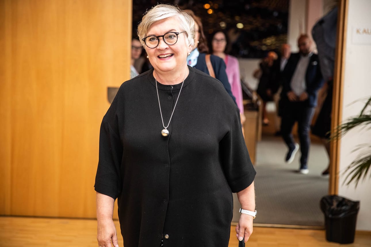 Sosiaali- ja terveysvaliokuntaa johtava kansanedustaja Anu Vehviläinen (kesk.) antaa rauhoittavaa viestiä, mutta muistuttaa skenaariosta, jossa nipussa ovat kausi-influenssa, korona ja Superin ja Tehyn mahdolliset lakot.