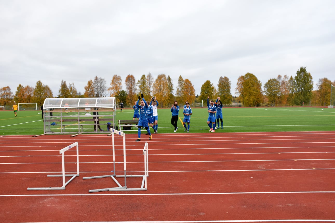 FC PaKan pelaajat kiittivät kannattajiaan kauden viimeisen ottelun päätyttyä.
