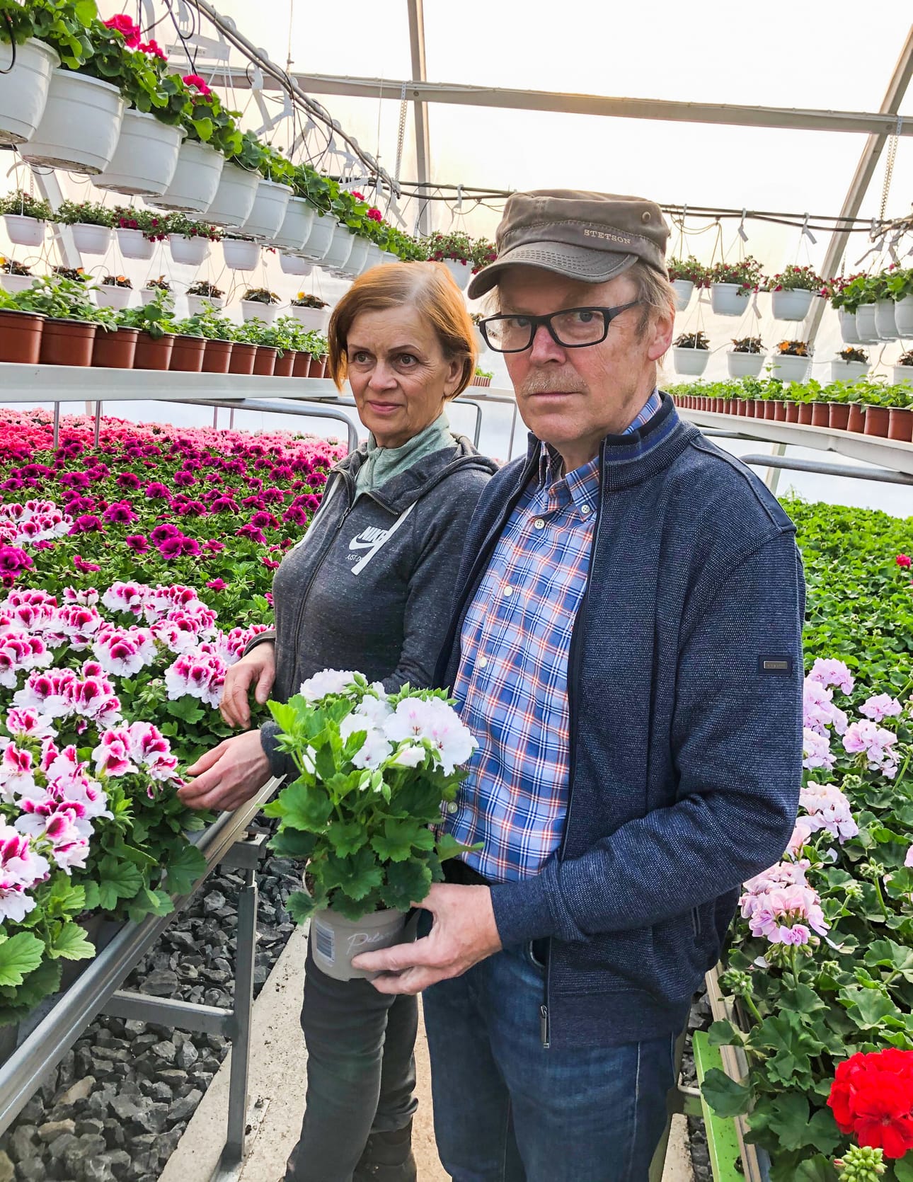 Vanhatalon puutarhalta löytyy monipuolinen valikoima upeita kesäkukkia. ”On hienoa kuulla asiakkailtamme kauden jälkeen, että kylläpä teiltä ostetut kukat kukkivat hyvin”, Vanhatalon puutarhan yrittäjät Leila ja Esa Vanhatalo toteavat.