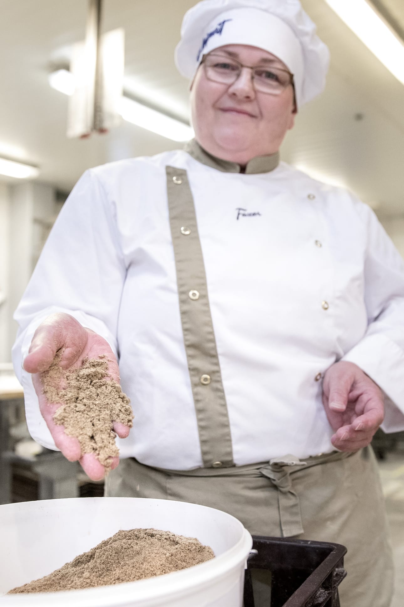 Sirkkajauho tulee leipomoihin valmiiksi jauhettuna, kertoo Prisman Fazerin myymäläleipomon esimies Kaisu Palosaari.