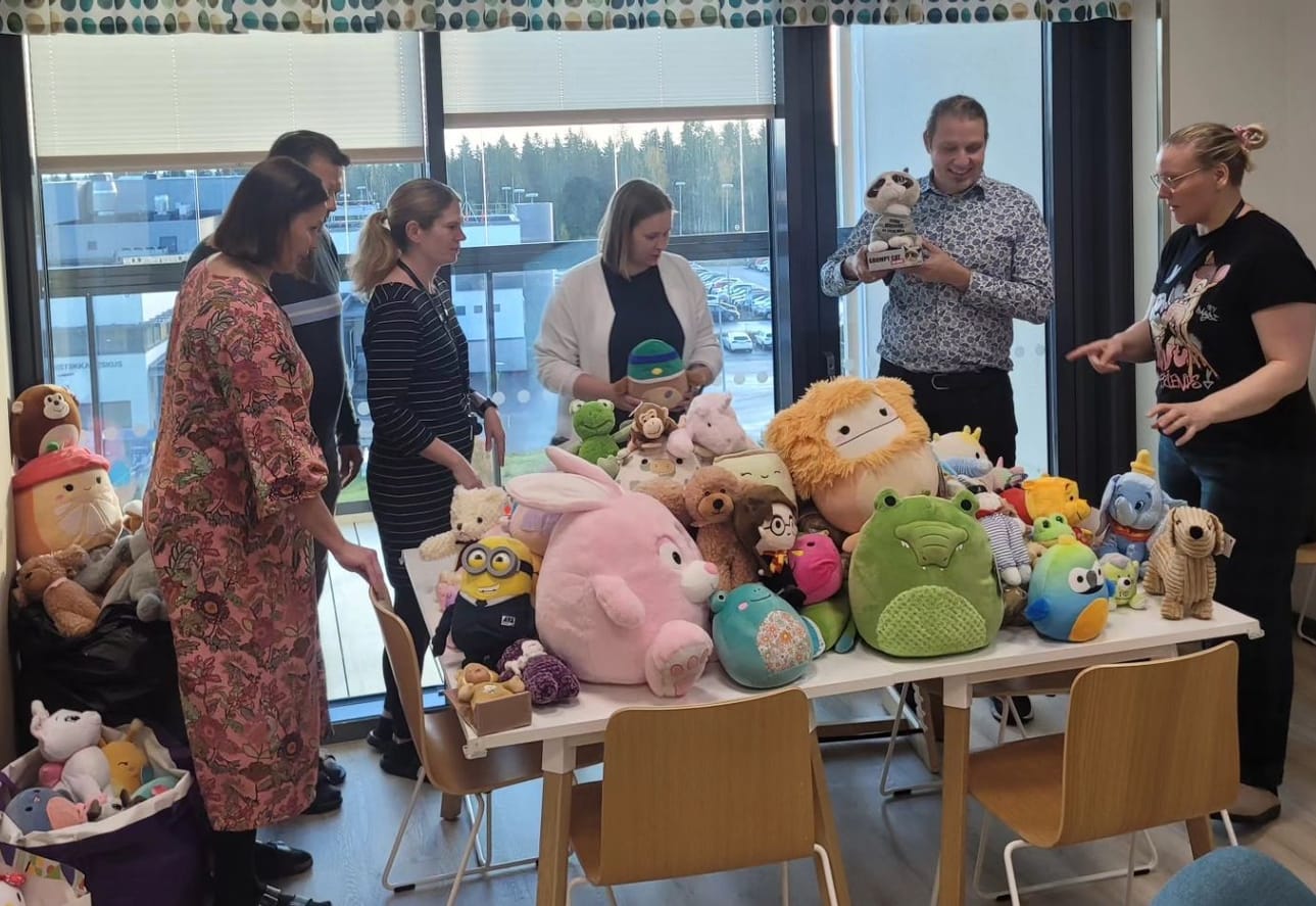 Syyskuisen hyväntekeväisyyskeräyksen pehmolelulahjoitukset on viety Seinäjoen keskussairaalan M-talolle maanantaina. – Jokainen pehmo on merkityksellinen sen saavalle lapselle, keräyksen toteuttanut Mika Wallin kiittää.