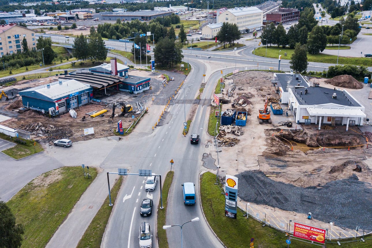 Kesällä molemmat huoltoasemat olivat kiinni remontin vuoksi. Kummallakin pihalla on uusittu tankkauspisteet säiliöineen. Lisäksi osa pisteistä on sijoitettu uuteen paikkaan.
