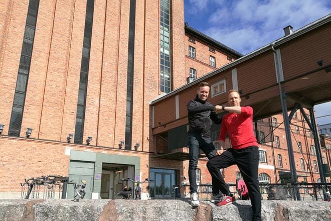 Joakim Träskelin (vas.) toimii Wasa Upissa kiipeilyohjaajana. Andreas Närvä taas aloittaa OCR-ohjaajana uusissa toimitiloissa.