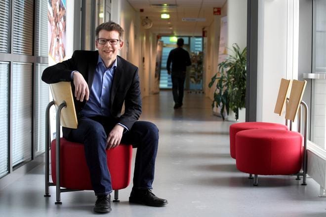 Koulutuksella voidaan tukea ihmisten hyvinvointia, E-P:n korkeakouluyhdistyksen uusi toiminnanjohtaja ja kesäyliopiston rehtori, HT ja dosentti Olli-Pekka Viinamäki toteaa. Viinamäki asuu Vaasassa ja työskentelee Seinäjoen Framin kampuksella, työmatka taittuu myös junalla. KUVA: JOUKO HÄNNINEN