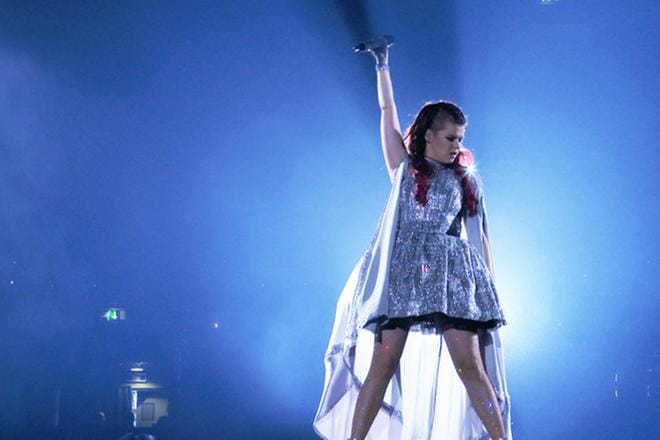 Laulaja Saara Aalto valittiin suoraan ilman äänestystä Suomen euroviisuedustajaksi. Nyt jos koskaan on korkea aika tutustua tähän kiisteltyyn popppariin. Kuva: Jussi Meling