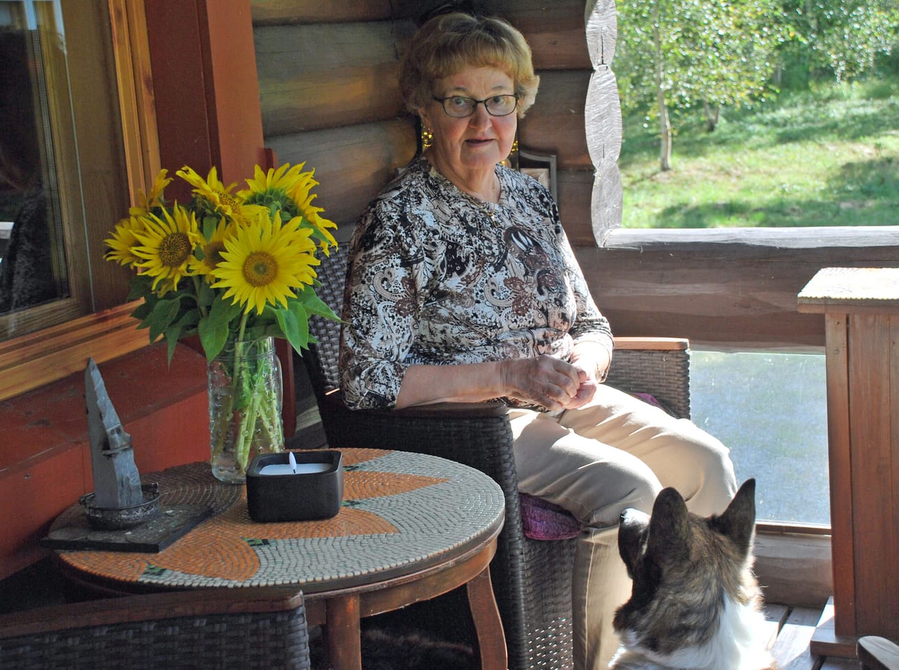 Palkittu kotiseutuaktiivi Aino-Maija Niemelä viettää eläkepäiviä Jössi-koiransa kanssa Kuortaneella.
