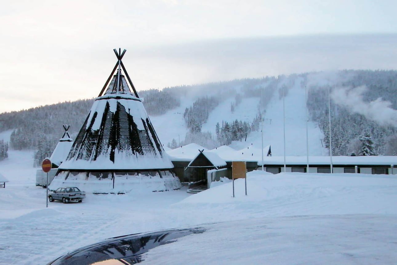 Suomutunturin kota joulun alla vuonna 1999.