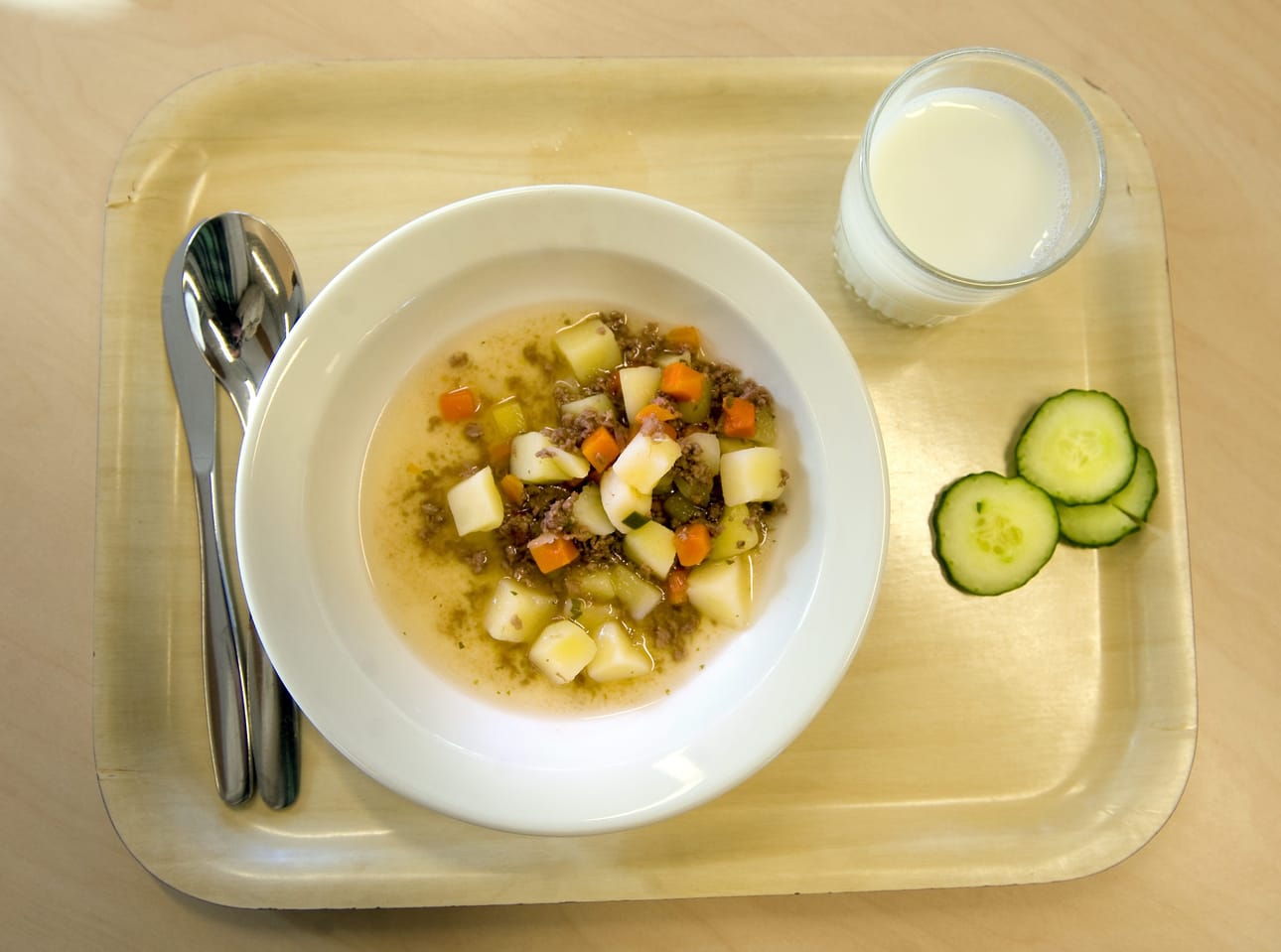 Oppilaiden vanhemmat osallistuvat ruokatalkoisiin Ylöjärvellä. Kuvituskuva.