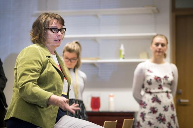 Kulttuurisuunnittelija Leena Nyqvist kertoi maanantaina tämänvuotisen Taiteiden yön järjestelyistä. Taustalla Minna Jarva ja Mari Räsänen kaupungin kulttuuri- ja kirjastopalveluista. KUVA: JARNO PELLINEN