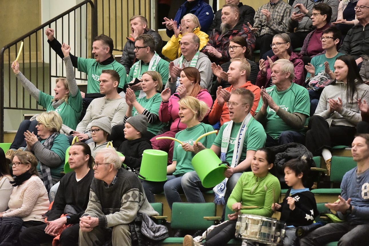 Katsomossa lyötiin tahtia ämpärein ja rummuin.