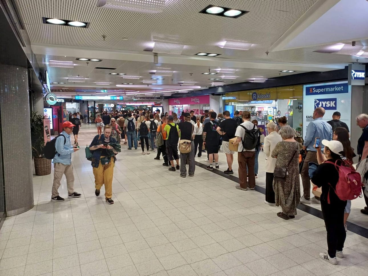 Isot matkustajamäärät ovat ruuhkauttaneet liukuportaat ja hissit Helsingin yliopiston ja Kampin metroasemilla. LEHTIKUVA / TUOMAS SAVONEN