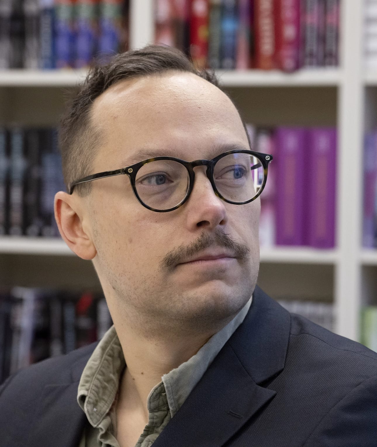 Toimittaja Paavo Teittinen Helsingissä voitti tietokirjallisuuden Finlandia-palkinnon ihmiskaupasta kertovalla teoksellaan Pitkä vuoro - Kuinka moderni orjuus juurtui Suomeen.