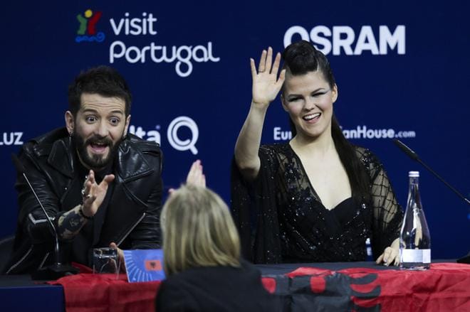 Saara Aalto istui finaaliin päässeiden artistien lehdistötilaisuudessa Albanian Eugent Bushpepan vieressä. KUVA: Jose Sena Goulao / EPA