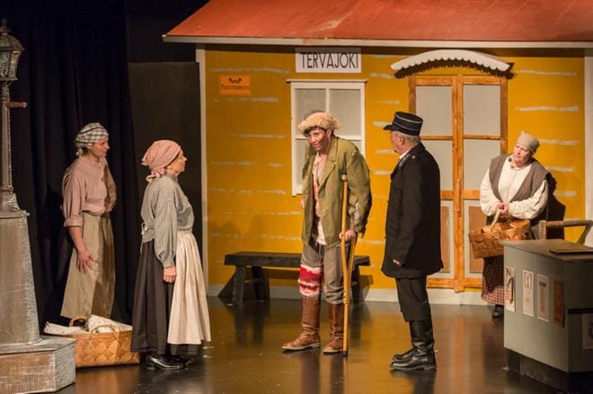 Teatteri Kyröön palkittu näytelmä sijoittuu Tervajoen rautatieasemalle. KUVA: PASI SUOKKO