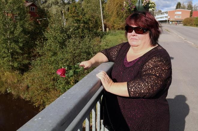 Järjestelyistä vastaava Taina Rantala kävi vielä kerran kirkkosillalla katsastamassa tapahtumapaikan, jolla hän ensi viikolla hiljentyy muistelemaan tytärtään Niina Rantalaa. KUVA: ANU NAHKALA