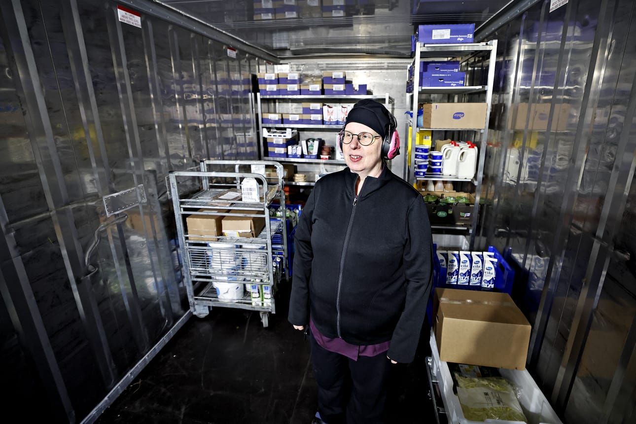 Tuula Löppösen mukaan ammattitaitoinen henkilökunta on saanut väistökeittiön toimimaan hyvin. Kylmäkontin melussa kuulosuojaimet ovat tarpeen.