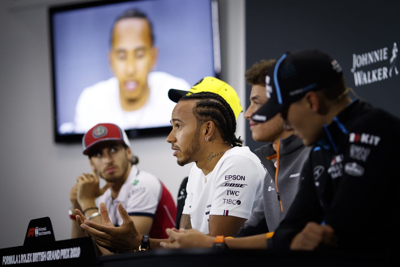 MM-sarjaa johtava Lewis Hamilton (keskellä) oli viime viikonloppuna viides.