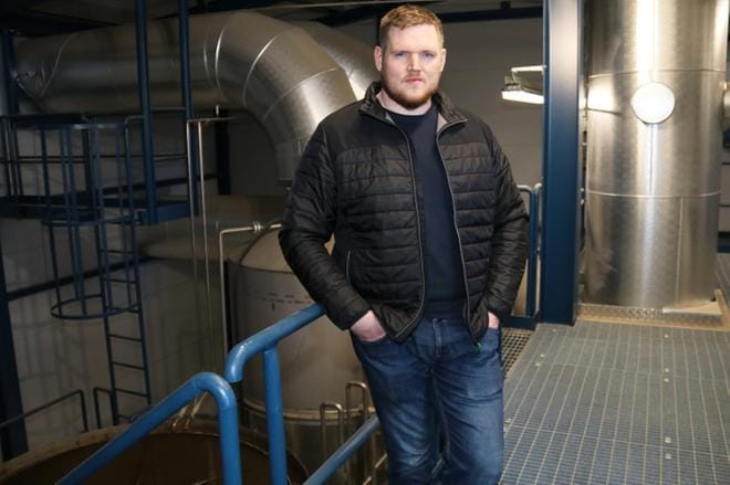 Kauhavan Kaukolämmön toimitusjohtaja Juho Lahtinen esitteli Kauhavan-laitoksen lämmön talteenottopesuria. KUVA: ANU NAHKALA
