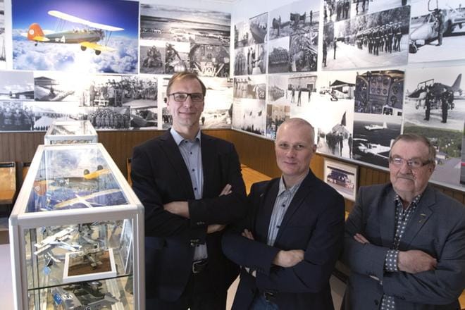 Ilmasotakoulu/Lentosotakoulun historiaa Kauhavalla näkyy kuvina ja esineinä varuskuntakerhossa. Juha Silla (vas.), Pasi Rajala ja Seppo Lamminpää vievät Kauhavan opistoupseerikerhoa eteenpäin toiselle vuosisadalle. KUVA: JARI KARJANMAA