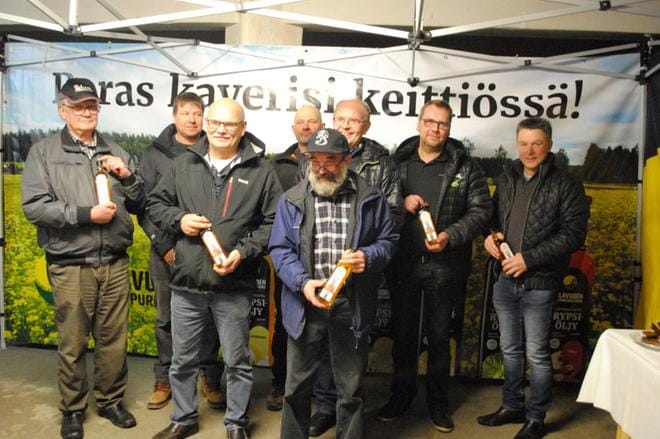 Jussi Knuuttila (vas.), Mika Asunmaa, Pauli Vehniä, Jukka Mäki, Erkki Holkko, Heikki Olkkonen, Markku Raja-aho ja Vesa Pyylampi olivat perustajajäsenistä viime viikolla paikalla, kun Alavuden Öljynpuristamo juhlisti merkkivuottaan. KUVA:EEVA-LIISA KULJU