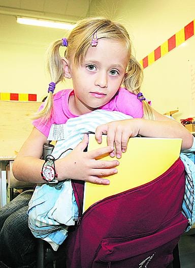 Oulun kansainvälistä koulua käyvä Amina Al-Amir etsii repustaan suomen kielen tunnilla tarvittavan taitovihkon.