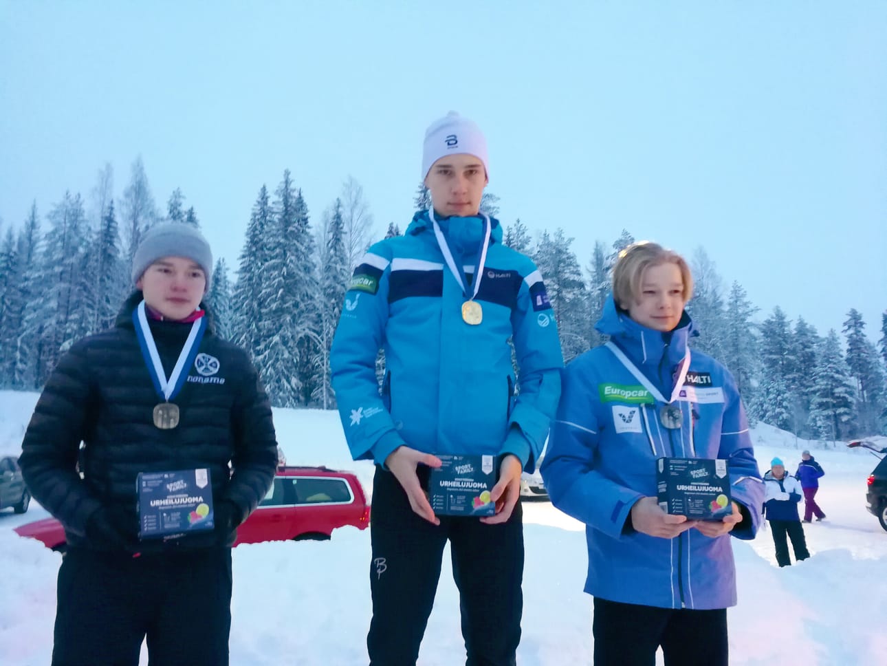 Haukiputaalaiset Peter Räisänen (kesk.) ja Eemeli Kurttila (oik.) ottivat SM-kisojen yhdistetyn P16-sarjassa kaksoisvoiton. Jere Kukkonen oli kolmas.