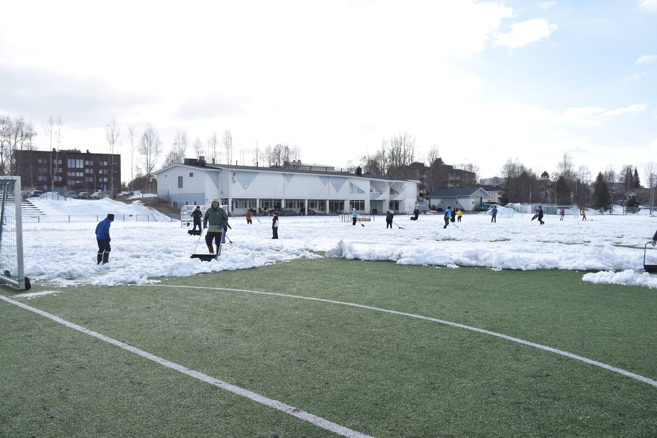 Kuusamon urheilukenttä oli vielä 8. toukokuuta vankan lumikerroksen peittämä FC PaKan pitäessä kentän puhdistustalkoita. Sittemmin olosuhteet ovat Kuusamossa ottaneet roiman askeleen kesäisempään suuntaan ja jalkapalloväkikin on jo saanut aloittaa ulkoharjoittelukauden. FC PaKan edustus pelaa kesän ensimmäisen kotiottelunsa tämän viikon lauantaina.
