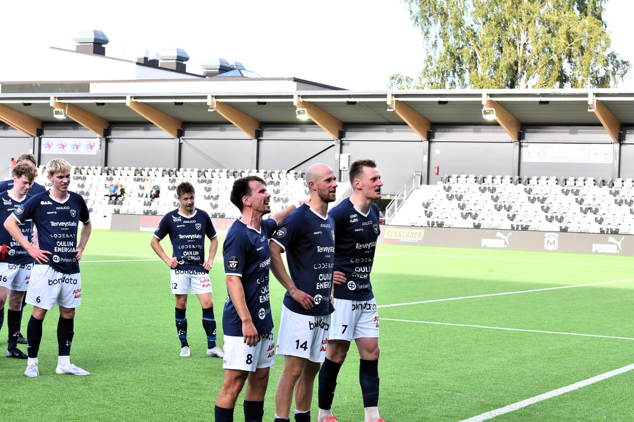 Matias Ojala (8), Niklas Jokelainen (14) ja Rasmus Karjalainen (7) huudattivat AC Oulun kannattajia Jaro-voiton jälkeen.